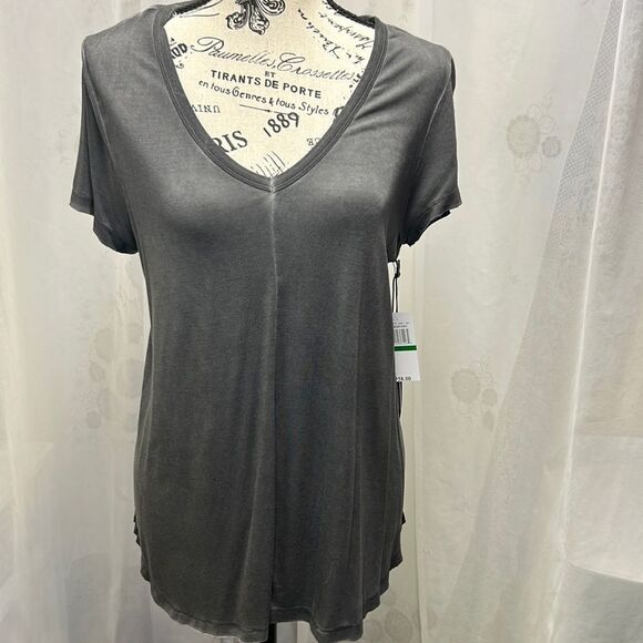 Short sleeve, V-neck, super soft fabric table and gauge size large - Picture 1 of 7